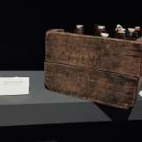 Bottiglie che negli anni 30 e 40 erano trasportate, per la vendita, in cassette di legno anch�esse presenti in questa esposizione aziendale
